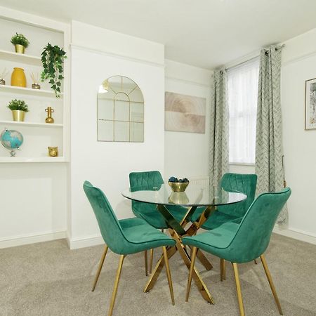Lovely Luxury 3 Bed House Appartement Chatham  Buitenkant foto